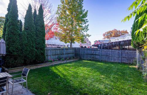 Walk Everywhere | 2-Bedroom House w/ Backyard - Foto 25