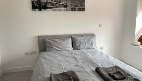 Entire Riverside Apartment with Balcony - Foto 5