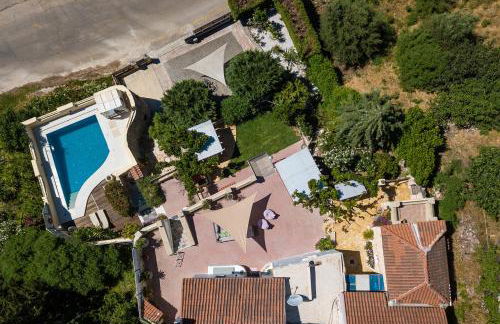 Verekinthos Villas - Pool, Hot Tub, BBQ, Kids Playground, Stunning Mountain Views - Photo 13