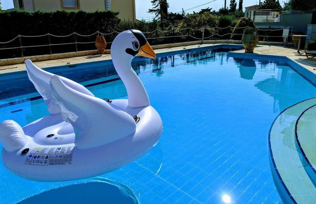 Stunning 4-bed Villa in Lagonisi Kalivia Thorikou - Photo 24