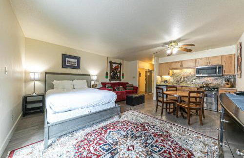 Charming Queen Studio Deluxe w/Balcony #233 at Donner Lake Village - Foto 9