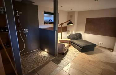 Blockbohlen HolzHaus mit Sauna, Outdoor Jacuzzi und BadeTeich - Foto 27