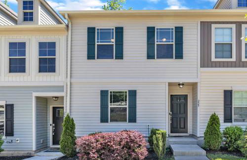 4BR Townhouse King Bed 2-Story Near NC State - Foto 35