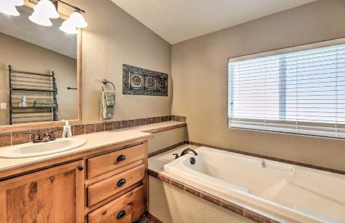 Rustic Escape with Deck, Hot Tub and Mountain Views - Foto 20