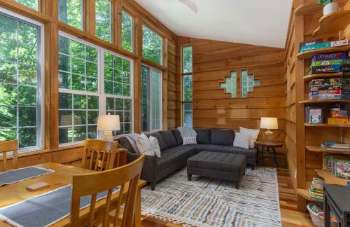 Charming Pet-Friendly Cottage Walkable to Town! - Foto 1