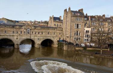 Free off street parking Georgian style Bath apartment - Photo 4