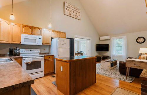 Waterfront Sebec Lake Home with Yard and Fire Pit - Foto 9