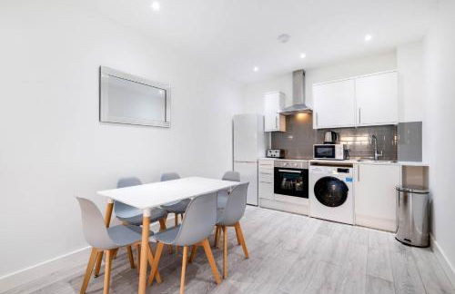 Luxurious 1 Bed Serviced Apartment with Wi-Fi - Photo 34