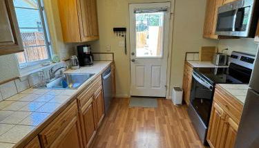 Charming Downtown Cottage - Photo 4