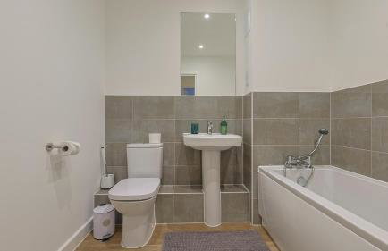 2-Bedroom Modern apt with Gym, roof terrace, Free Parking and 3 min walk to train st - Foto 16