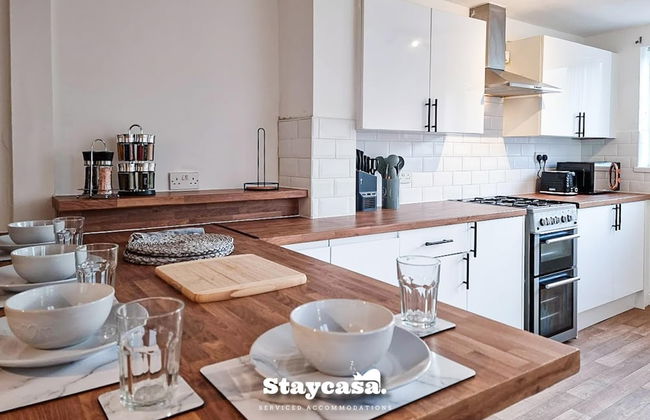 White Cozy House With Pool Table Game Room - Photo 28