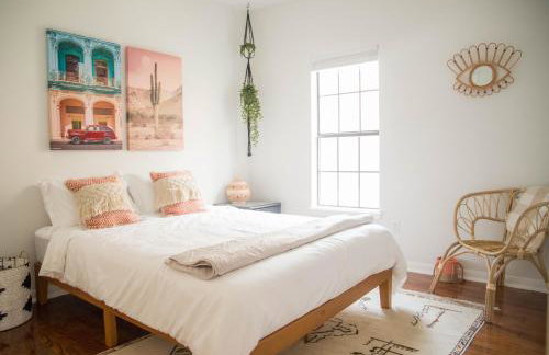 Cozy Bohemian Bungalow - Photo 8