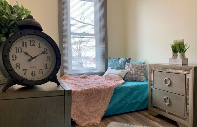 The Eastside Manor - Private Yard & Parking, Near Falls & Casino by Niagara Hospitality - Photo 13