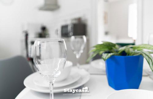 Spacious 2BR Home w Garden 2-Min Walk to Town - Foto 15