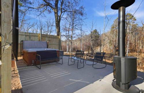 NEW! BEAR Necessities tiny home, outdoor theater! - Foto 15