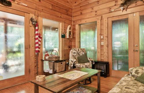 Cozy Creekside Cabin with Wraparound Porch home - Foto 11