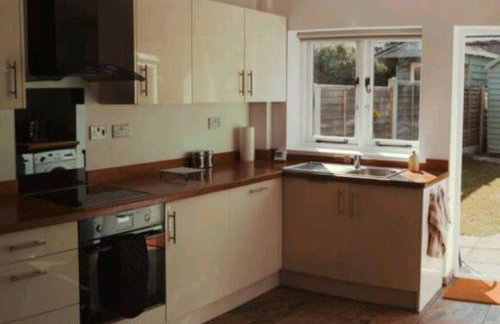 Charming 2 Bedroom Cottage mid town on quiet road, sleeps 4 - Foto 3