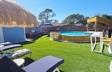 5 Mins from beach and has pool, hot tub, games, pet friendly - Foto 8