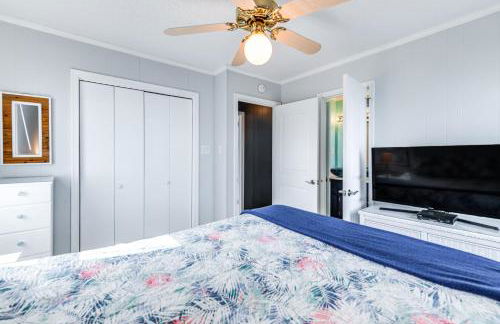 Riverfront Colonial Beach Home with Private Beach! - Foto 13