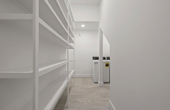 Brand NEW Expansive Coastal Home w/ Custom Furnishings Sleeps 15 - Foto 39