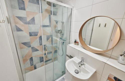 Lloret, Contemporary Retreat with Hot Tub & Waterside Views - Photo 18