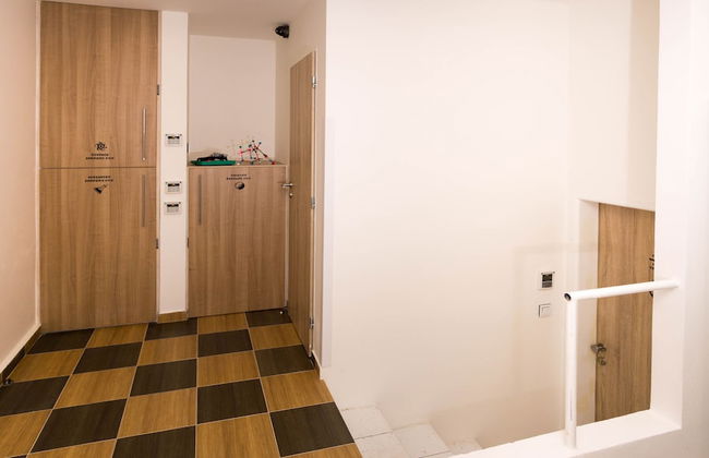 School Apartment by metro stop Vyšehrad - Foto 29