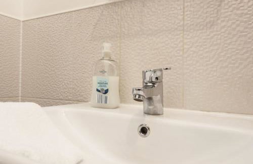 Contractor 4 Bed 3 Bath House Near Airport Parking Barry Island with Parking - Foto 73