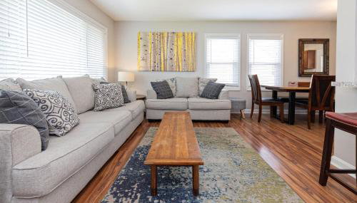 OPEN 4BR2BA Sleeps 8 Near Hwy Covered Deck - Foto 2