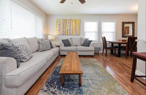 OPEN 4BR2BA Sleeps 8 Near Hwy Covered Deck - Foto 2