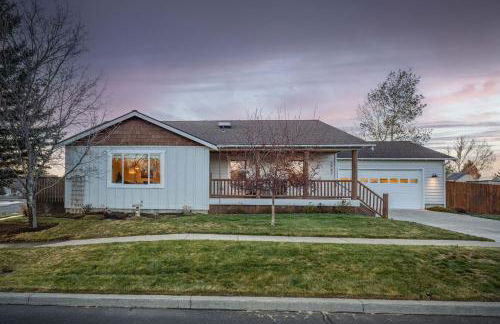 Modern Lodge with a Jacuzzi Tub - Photo 15
