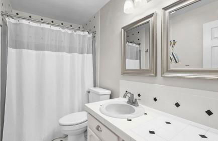 Lakefront Home w Pool, Dock, Fire Pit & Game Room Sip, Sip Away by Avantstay - Foto 90