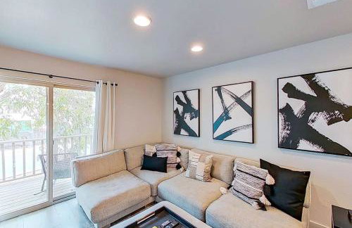 Contemporary, Dog-Friendly Townhouse with Balcony, Pool & Day Docks - Foto 6