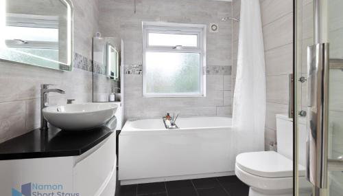 Large Comfy 4 Bedroom House, Ideal for Workers, FREE Parking - Foto 5, towels, Shower