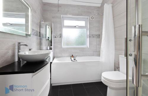 Large Comfy 4 Bedroom House, Ideal for Workers, FREE Parking - Foto 5