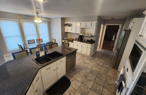 Large near Shops/Dining & easy access to freeway - Foto 35