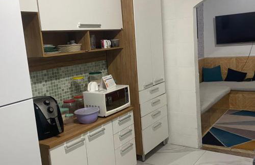 Casa composta por 2 quartos sala cozinha banheiro e uma varanda grande com uma churrasqueira Localizada na Rua Trindade 228 Palmeiras cabo frio na rua da lagoa MOBILIADA WI-FI SUPER ACONCHEGANTE AMBIENTE FAMILIAR - Photo 6