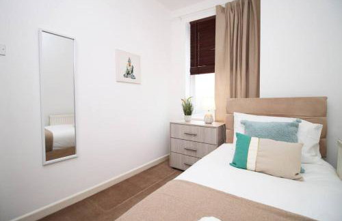 2 Bedroom City Apartment - 20mins Walk to Cabot Circus, With Free Wi-Fi & Off-Peak Parking Included - Foto 11