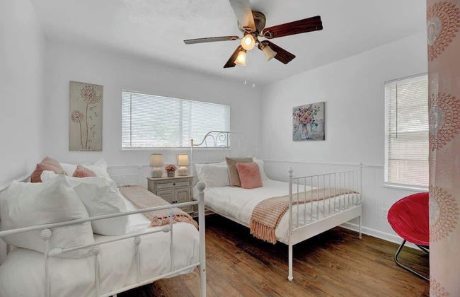 Willkommen to Pink Haus 1 Mile to Main Street! - Foto 5