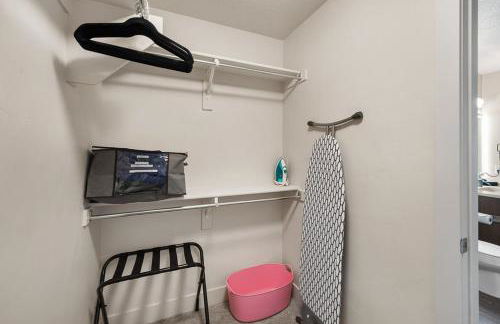 Gorgeous 2BD 2BA Pool,Gym,Htub near Convention Ctr - Foto 31