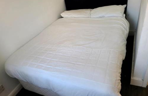 Cosy & Spacious 3Bed Apt on High Street Wi-Fi - Photo 9