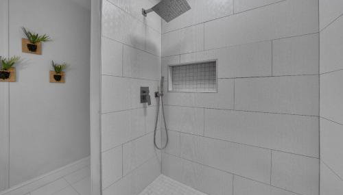 Cozy Fully-Renovated 2 BRM 2 Bath Near North Hills - Foto 3