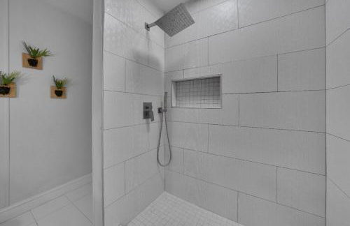 Cozy Fully-Renovated 2 BRM 2 Bath Near North Hills - Foto 3