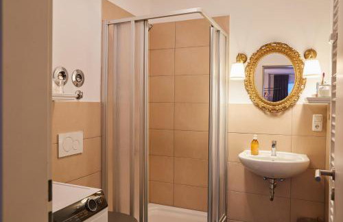 R B Apartment Hamburg Business am Flughafen für 1-5 Personen - ideal für Geschäftsreisende und Familien - Küche - Waschtrockner - Smart TV - kostenloser Parkplatz - Foto 13