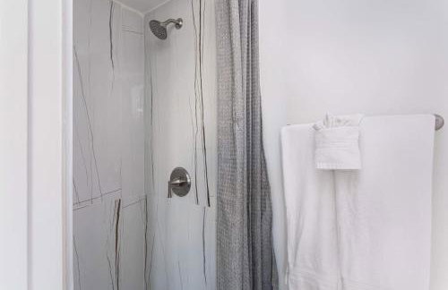 Enjoy Stylish 3BR Apt Sleeps 6 with Free Parking - Foto 19