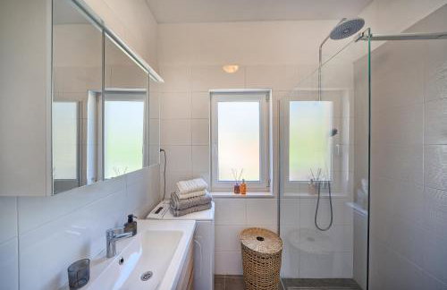 Romantic retreat private jacuzzi and mountain views Split area - Photo 7