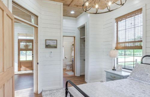 4-Acre Plot Farmhouse-Chic Retreat in Forest! - Foto 15