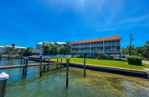 Perfect Beach Getaway with Bay Views & Boat Dock & Trailer Parking - Foto 23