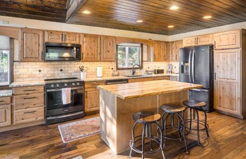 Wyoming Cabin with Hot Tub and Mountain-View Deck - Foto 11