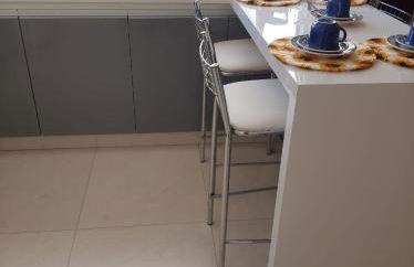 Privacidade para sua família e grupos em um só lugar-2 quartos- melhor custo-benefício, garagem, sala com cozinha integrada, aconchegante, ambiente moderno e funcional, wi-fi veloz gratuito, próximo ao Parque das Águas-Calçadão e tudo que a cidade oferece - Foto 15