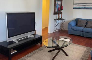 Cozy Home with Sparkling Pool/Pet Friendly - Photo 9